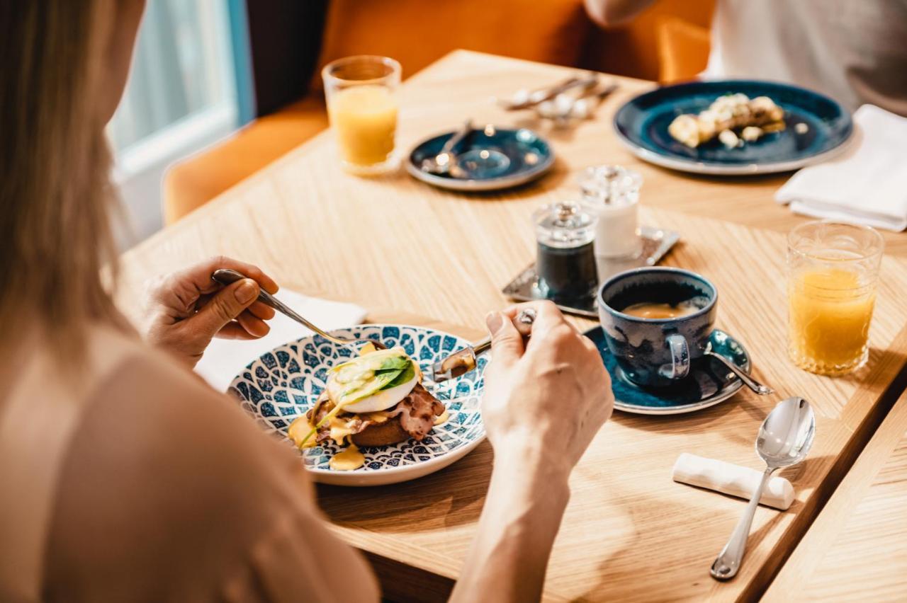 Falkensteiner Spa Resort 玛丽亚温泉 外观 照片 A woman eating breakfast