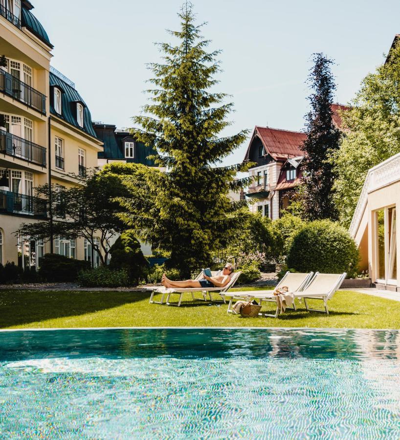 Falkensteiner Spa Resort 玛丽亚温泉 外观 照片 The garden of the hotel
