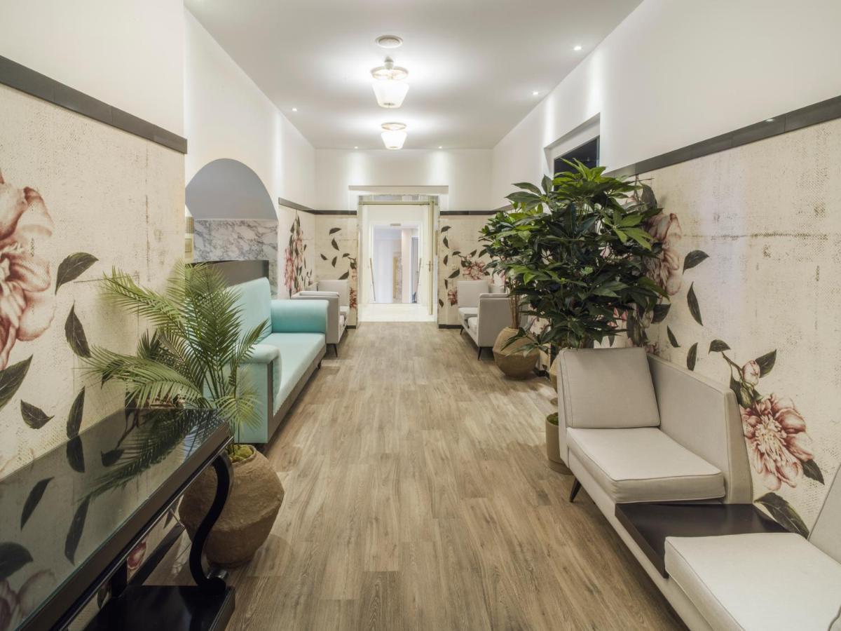 Falkensteiner Spa Resort 玛丽亚温泉 外观 照片 The waiting room at the hospital