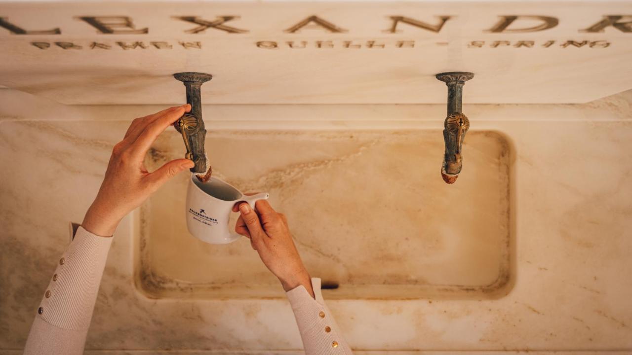 Falkensteiner Spa Resort 玛丽亚温泉 外观 照片 A woman washing her hands in the mikveh