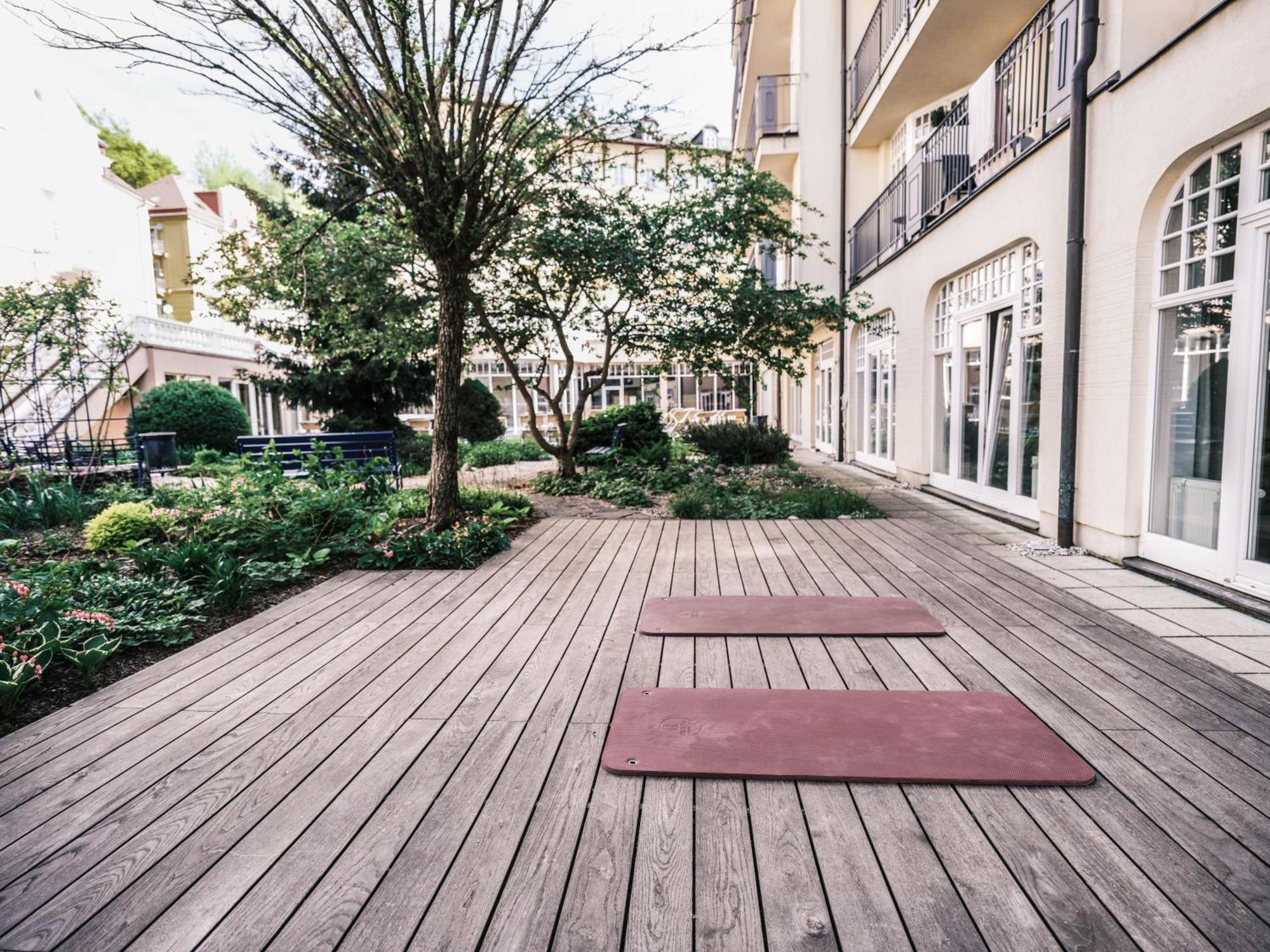 Falkensteiner Spa Resort 玛丽亚温泉 外观 照片 The garden of the school