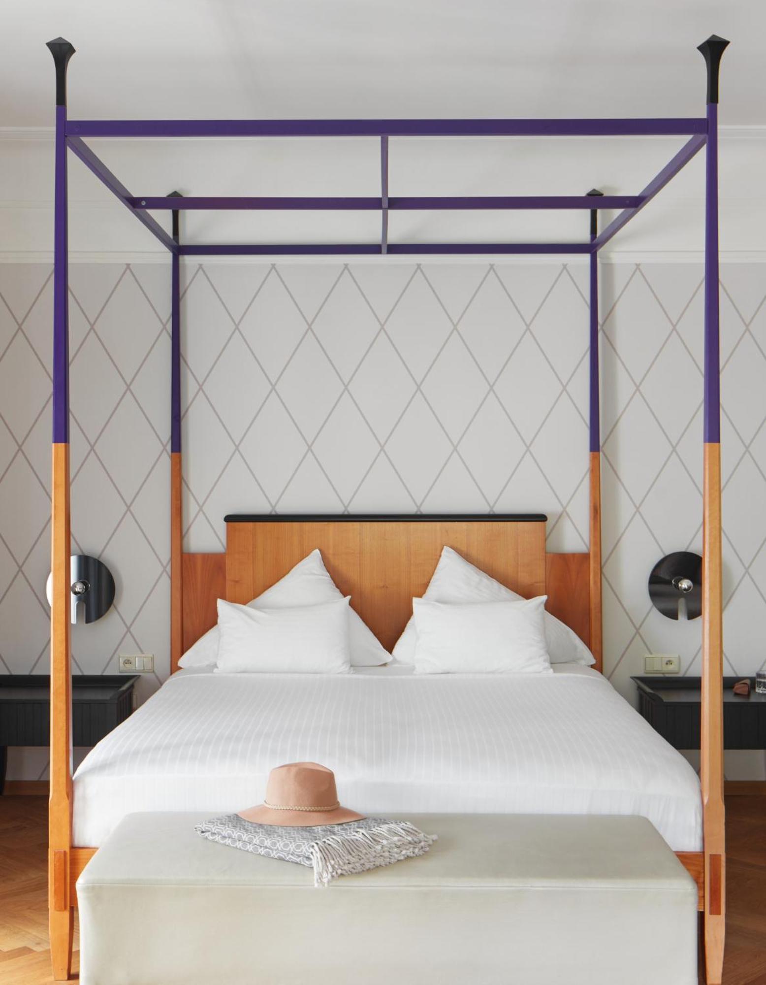Falkensteiner Spa Resort 玛丽亚温泉 外观 照片 A bed