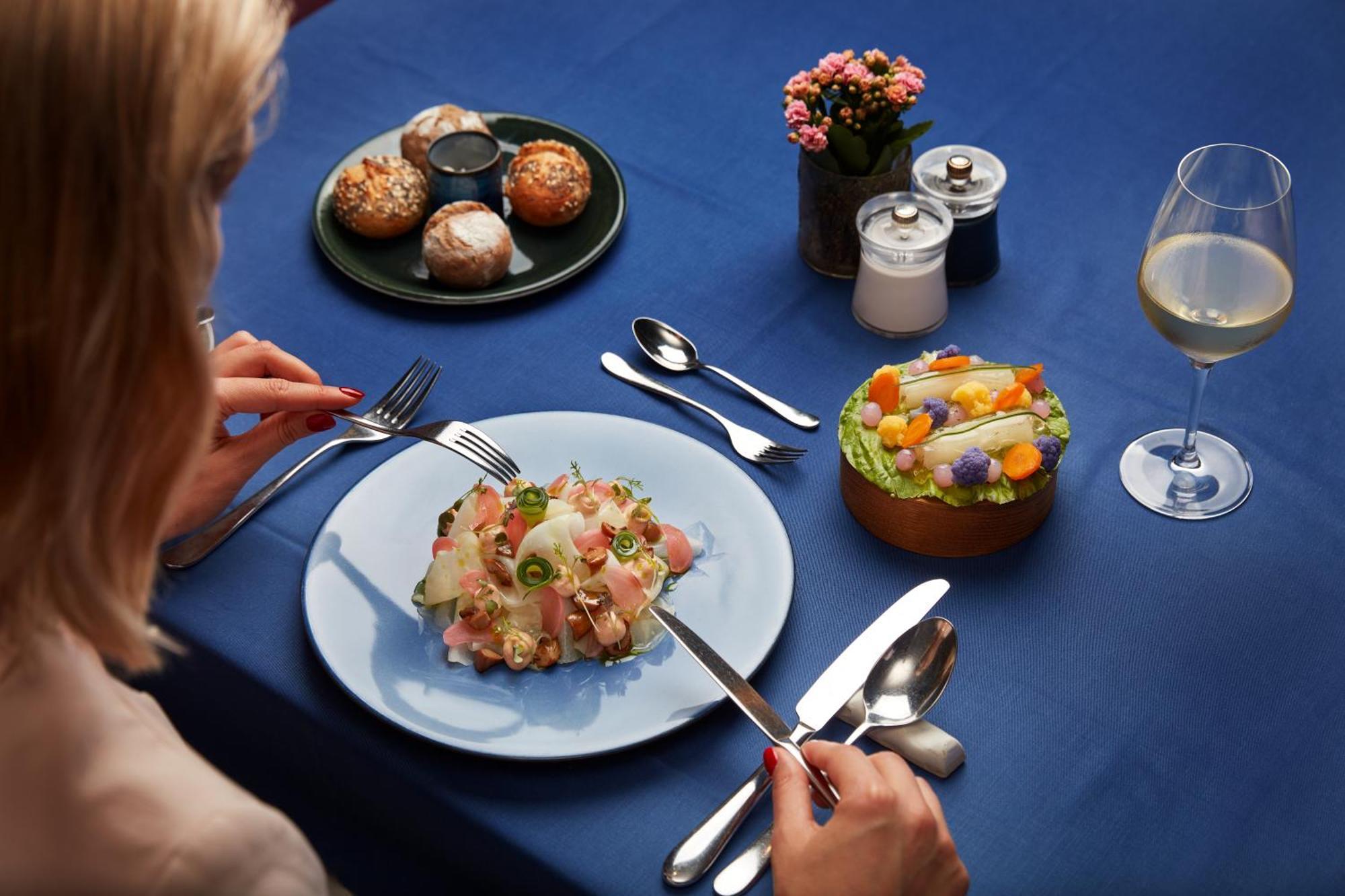 Falkensteiner Spa Resort 玛丽亚温泉 外观 照片 A woman eating with a knife and fork