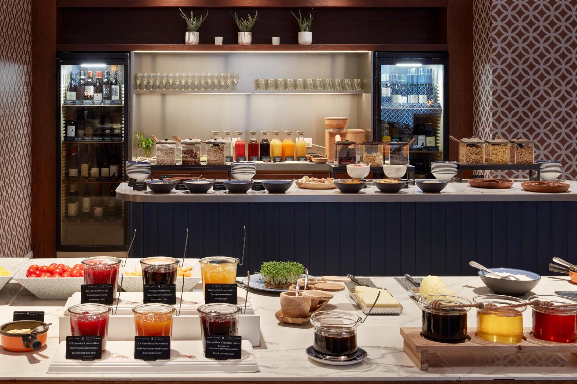 Falkensteiner Spa Resort 玛丽亚温泉 外观 照片 A buffet at a hotel