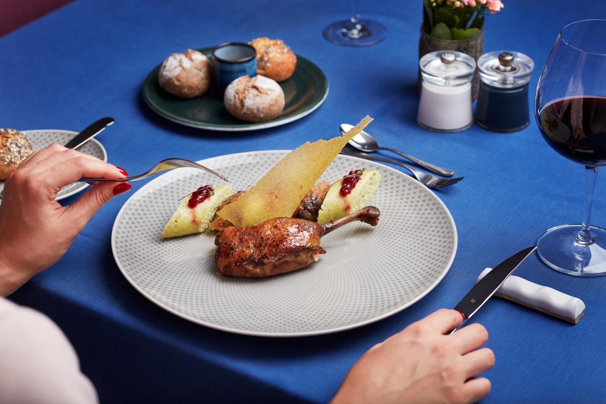 Falkensteiner Spa Resort 玛丽亚温泉 外观 照片 A duck confit with pear and red wine