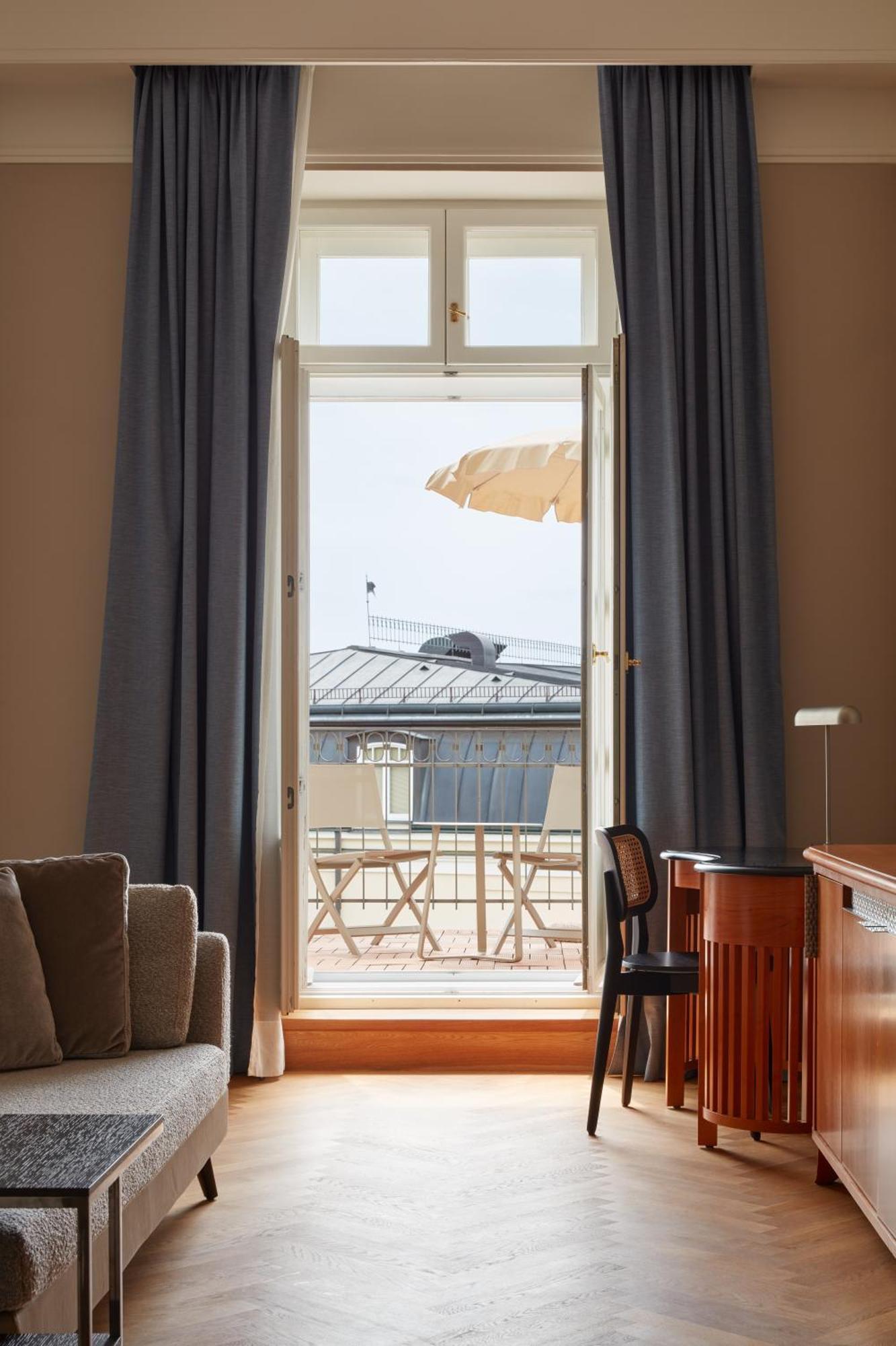Falkensteiner Spa Resort 玛丽亚温泉 外观 照片 A balcony in a hotel room